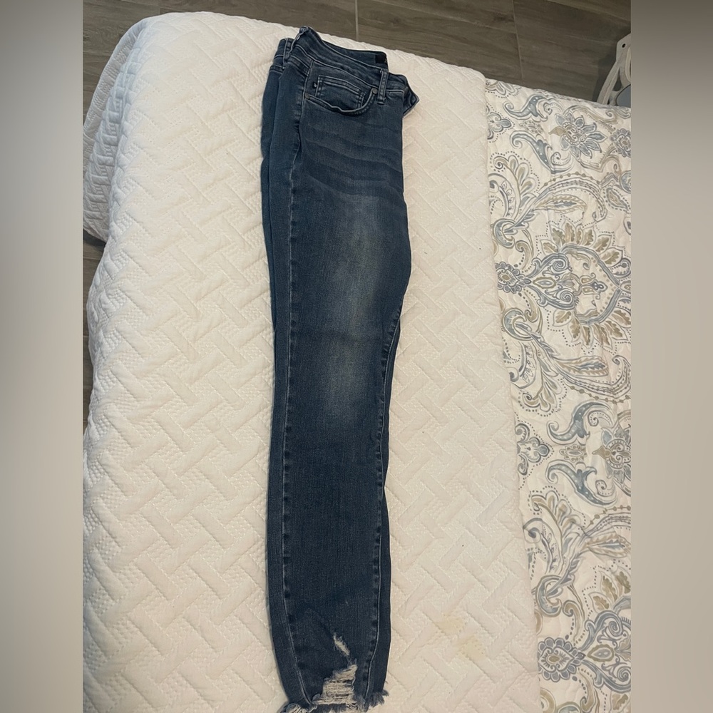 Judy Blue 11/30 shark bite ankle skinny jean